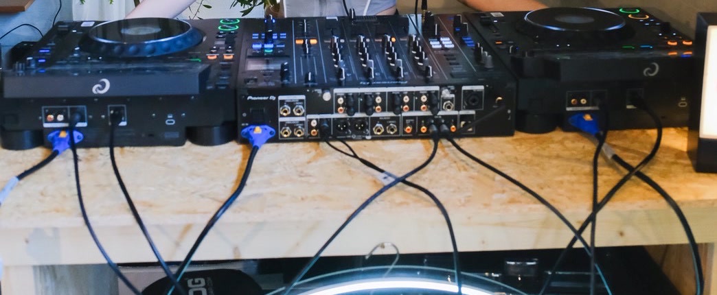 スタジオに常設したCDJ2台とミキサー