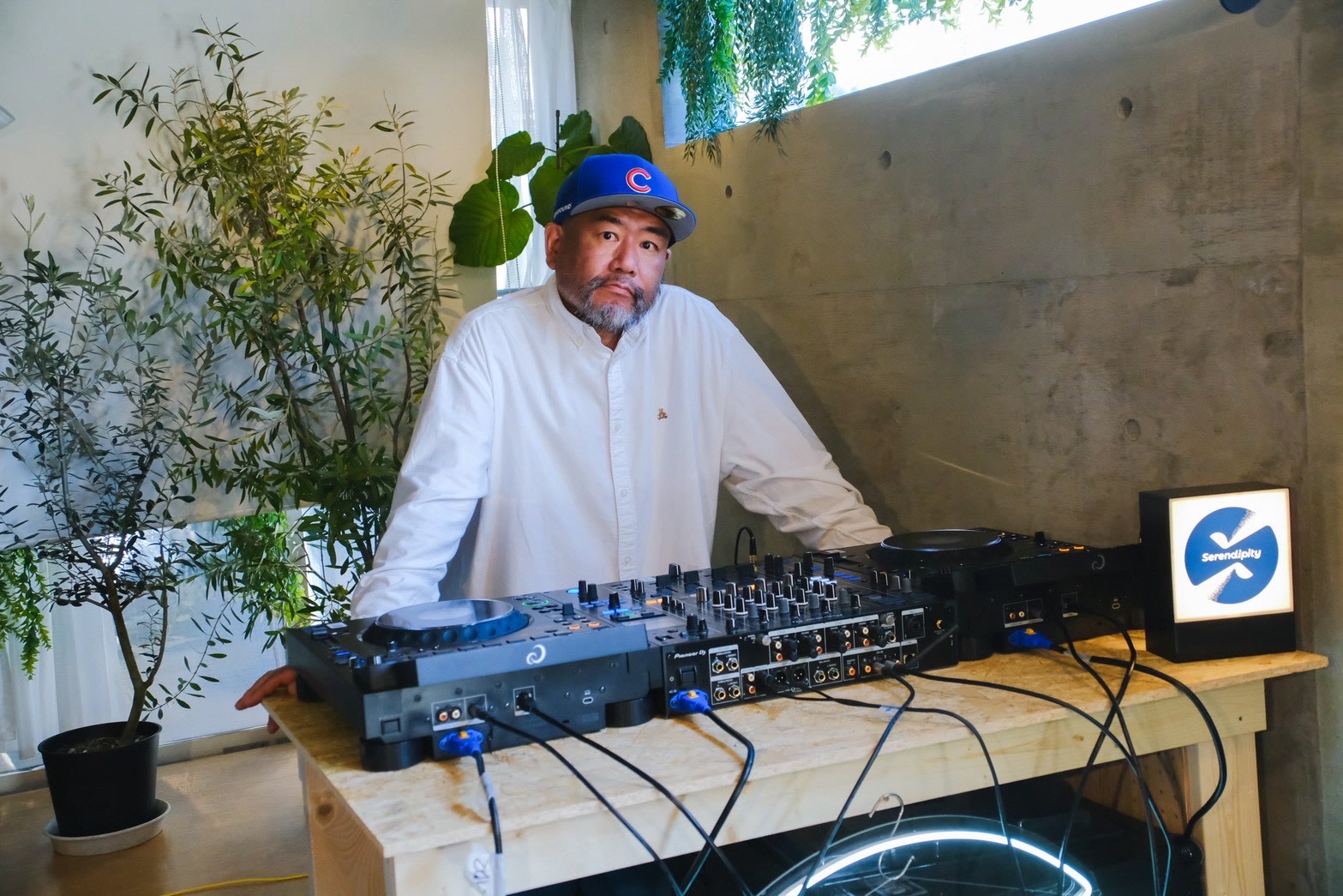 池ノ上のスタジオで、CDJ2台とミキサーの前に立つ講師
