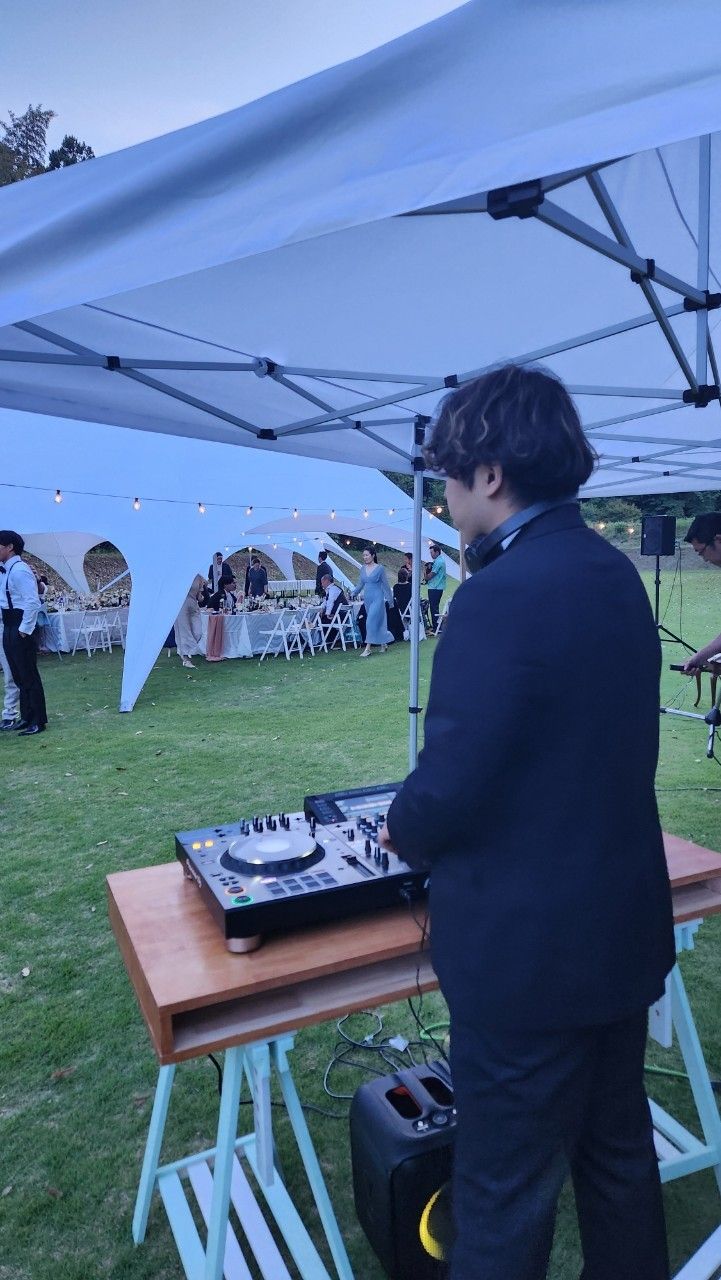 テント下のDJと、芝生に集まりはじめたゲスト