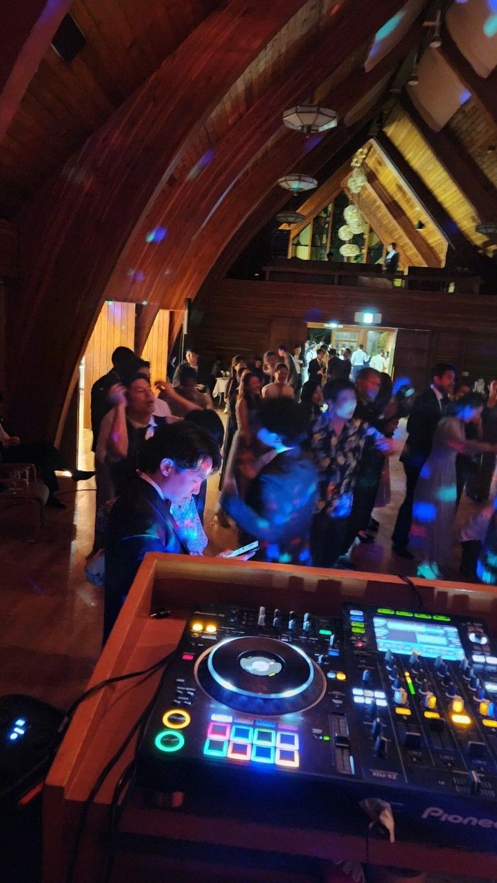 木造ホールのフロアとDJブース