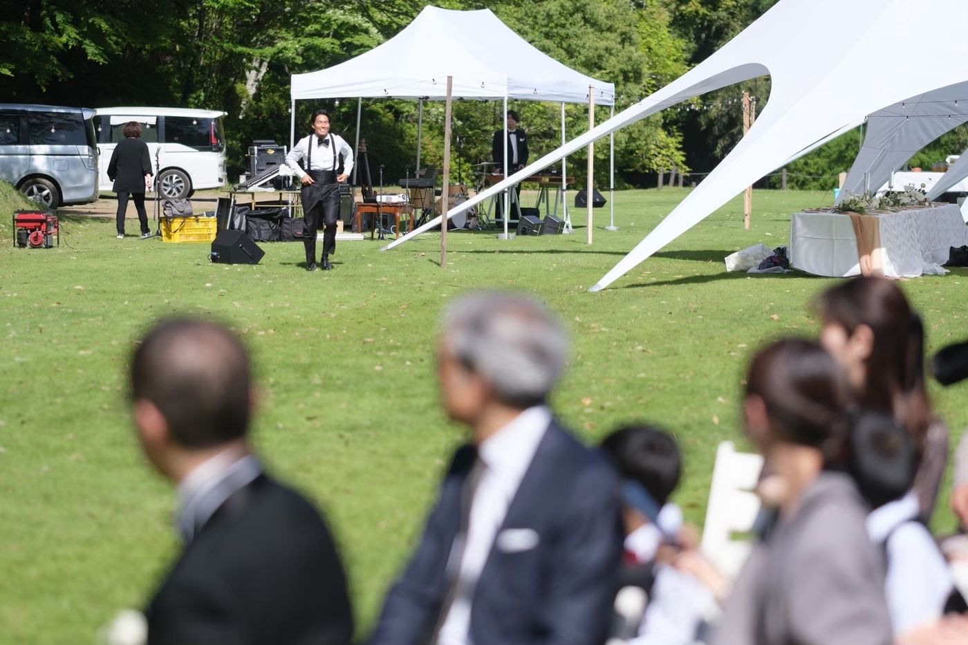 芝生の会場に集まったゲスト