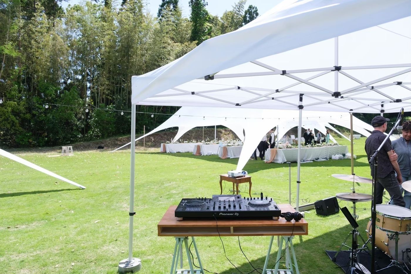 屋外会場に設営したテントとDJブース
