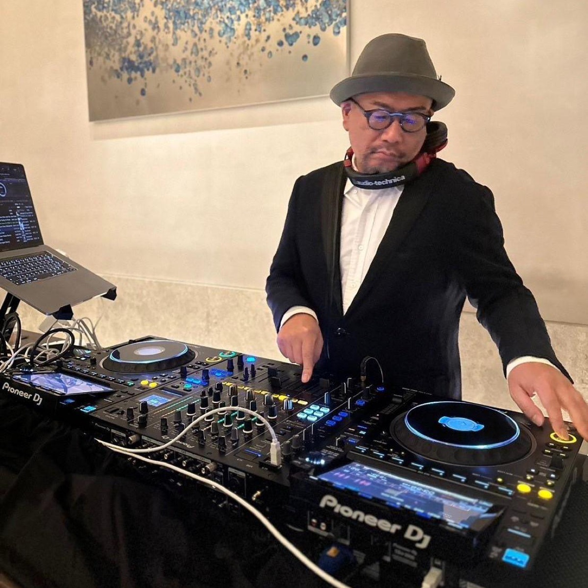 ホテルの宴会場前室に組んだDJ機材