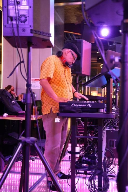 商業施設でのDJ。スピーカーをスタンドで立てている