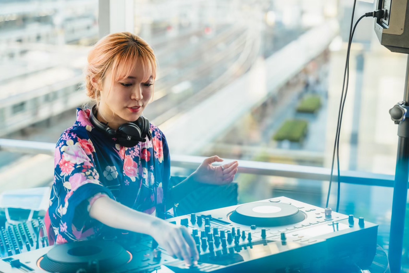 線路の見えるテラス。白いCDJ2台とミキサーの手元