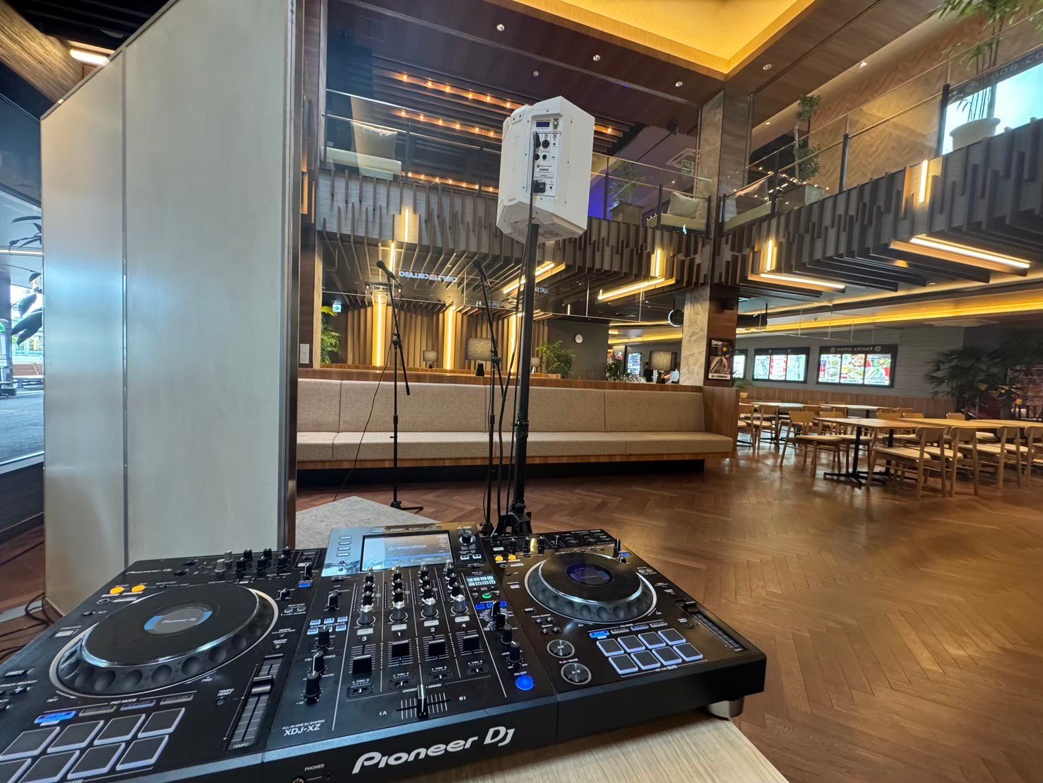 スパ施設 KingQueen フードコートにDJ機材とスピーカー