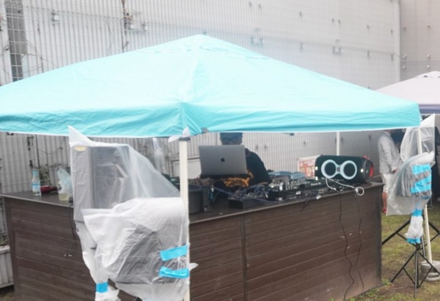 屋外テントの下に組んだDJブースと来場者