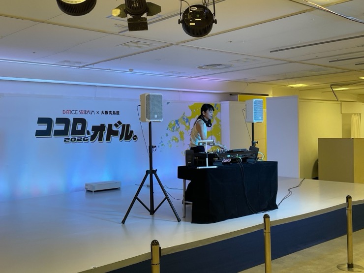 大阪高島屋の催事｜ステージにDJ卓とスピーカー2本。壁面は照明で染めます