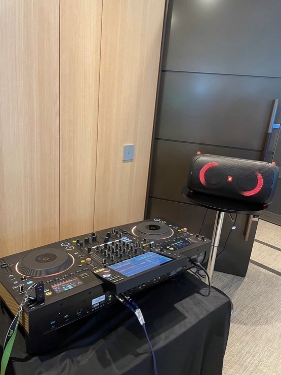 虎ノ門ヒルズでの企業イベント|会議フロアの隅に組んだDJ卓とスピーカー