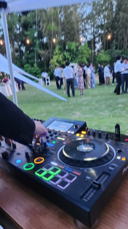 屋外ウェディングのDJブース｜芝生に設営／ケーブルの保護まで